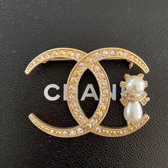 CHANEL Jewelry - Auth Chanel Brooch with Pearl